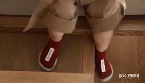 รองเท้าเด็ก รองเท้าหัดเดิน ถุงเท้าหัดเดิน พื้นซิลิโคนกันลื่น แฟชั่นตัวอักษร 5สีสดใสแดงเหลืองกาแฟเทาดำ.สำหรับแรกเกิดถึง3ปี A1