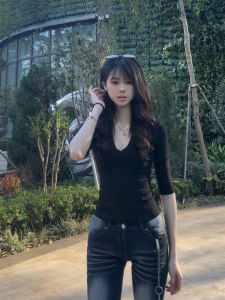 เสื้อยืดคอวีแขนสั้นทรงสลิมฟิตสำหรับผู้หญิงในช่วงฤดูร้อน สไตล์อเมริกันย้อนยุค สีดำ เสื้อแขนยาวทรงเข้ารูป ทรงเข้ารูป สไตล์เกาหลี