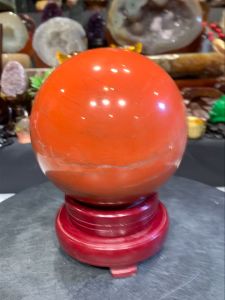 球径13cm🔮3.4kg💯天然红碧玉球 🆓附送实木可旋转底座 ➡️红碧玉功效作用使女生更有魅力自信、旺夫、增加亲和力、心情愉悦😀  球径Diamerer: 13cm  净重raw weight: 3.4kg 含底座高total height: 18.5cm  底座宽total width: 11cm  总重total weight: 3.65kg
