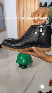 Sepatu Safety Wellder Sepatu Safety Kitchen Sepatu Kulit Sapi Asli Tahan Api Las Sol Karet Anti Terpeleset Sepatu Safety Kerja Proyek Pabrik Tol Spbu Pertamnina mekanik PLN sepatu safety resleting kulit sapi asli sepatu safety king sepatu safety hitam