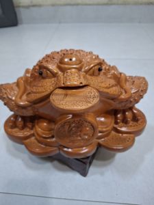 Cóc phong thủy gỗ hương đá ngang 30cm x 19cm x 20cm