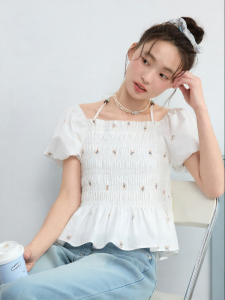 BY IHAPPY | Áo Blouse In Họa Tiết Tùng Xòe Tay Bồng Dây Đính Hạt Cổ Vuông Trễ Vai
