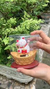 Tượng Mèo Thần Tài Ngồi Vẫy Tay Trên Thỏi Vàng Nhiều Màu