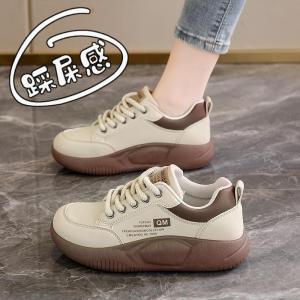 รองเท้ากีฬาลำลองหนังแท้สำหรับผู้หญิง รองเท้าทรงสปอร์ตพื้นนุ่ม พื้นหนา รองเท้าแบบสวม สวมใส่สบาย ฤดูใบไม้ผลิ 2024