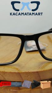 Kacamata Baca Pria / Wanita Dengan Model Kotak Lensa Plus Free Gift - HJ602P.NS BLACK\\n\\n Pengetahuan Dasar\\n\\n Apa itu Kacamata Baca?\\n\\nKacamata baca adalah alat bantu penglihatan yang dirancang untuk membantu individu melihat objek dekat dengan lebih jelas. Biasanya digunakan oleh orang dewasa yang mengalami presbiopi, kondisi di mana mata kehilangan kemampuan untuk fokus pada objek dekat.\\n\\n Mengapa Model Kotak Lensa Plus?\\n\\nModel kotak lensa plus, seperti HJ602P.NS BLACK, menawarkan penampilan yang elegan dan modern. Mereka sering disukai karena desainnya yang klasik namun tetap relevan dengan tren mode saat ini. Selain itu, model kotak lensa plus juga memberikan ruang pandang yang luas, memungkinkan pengguna untuk melihat dengan jelas dalam berbagai situasi.\\n\\n Bagaimana Cara Memilih Kacamata Baca yang Tepat?\\n\\nUntuk memilih kacamata baca yang tepat, pertimbangkan beberapa faktor penting:\\n\\n- **Presripsi**: Pastikan untuk mendapatkan presripsi yang akurat dari dokter mata Anda sebelum membeli kacamata baca.\\n- **Desain**: Pilih desain yang sesuai dengan gaya pribadi Anda dan nyaman dipakai.\\n- **Kualitas**: Periksa kualitas lensa dan bingkai untuk memastikan bahwa kacamata baca tersebut tahan lama dan aman digunakan.\\n\\n Fitur dan Keunggulan HJ602P.NS BLACK\\n\\n Desain dan Estetika\\n\\nHJ602P.NS BLACK menawarkan desain kotak lensa plus yang elegan dan modern. Bingkai hitam matte memberikan penampilan yang klasik dan tetap relevan dengan tren mode saat ini. Kacamata ini cocok untuk pria dan wanita, serta berbagai bentuk wajah.\\n\\n Kualitas dan Durabilitas\\n\\nHJ602P.NS BLACK dibuat dari bahan berkualitas tinggi yang tahan lama dan aman digunakan. Lensa polikarbonat dan bingkai metal membuat kacamata ini sangat kuat dan tahan lama, menjadikannya pilihan ideal untuk penggunaan sehari-hari.\\n\\n Fungsi dan Manfaat\\n\\nDengan model kotak lensa plus, HJ602P.NS BLACK memberikan ruang pandang yang luas, memungkinkan pengguna untuk melihat dengan jelas dalam berbagai situasi. Kacamata ini juga dilengkapi dengan aksesoris gratis, seperti kantong kacamata dan kain pembersih, menjadikannya pilihan yang lengkap dan bernilai.\\n\\n Panduan Penggunaan dan Perawatan\\n\\n Cara Memakai Kacamata Baca\\n\\n1. Bersihkan wajah dan telinga Anda dari keringat atau minyak.\n2. Tempatkan kacamata di atas hidung Anda, pastikan kacamata tidak terlalu ketat atau longgar.\n3. Sesuaikan posisi kacamata agar lensa berada tepat di depan mata Anda.