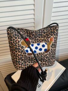 กระเป๋าสะพายไหล่ลายเสือดาวแฟชั่นฤดูใบไม้ร่วง/ฤดูหนาว กระเป๋าสะพายข้างแบบลำลองสำหรับผู้หญิง กระเป๋าถือทรงถังแบบอเนกประสงค์