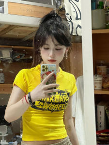 เสื้อยืดแขนสั้นสีเหลืองย้อนยุคอเมริกัน ผู้หญิง สลิมฟิต สตรีทสไตล์ ฤดูร้อน เสื้อผ้าทํางานแฟชั่นใหม่คอกลม เสื้อท่อนบน