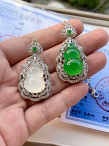Natural Agate Gourd Pendant Womens Style Emerald Color Jade Inlaid Gemstone Ice Agate Necklace Fashionable Jewelry Accessory