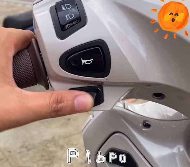 Honda Lead 125 สวิทซ์ไฟเลี้ยว มีไฟผ่าหมาก ประกอบด้วย รีเลย์ สวิทซ์ไฟผ่าหมาก ปลั๊กต่อตรงรุ่น หรีด 125 ไฟเลี้ยวแต่ง สีสวย ฮอนด้า ลีด 125 ผ่าหมาก V2