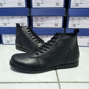 sepatu kulit semi boot pria dewasa casual dan formal | sepatu dockmart pria terbaru harga terjangkau