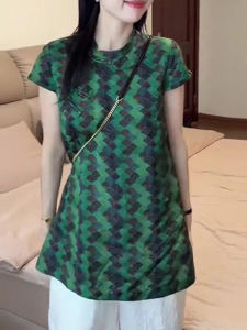 Shalldoer | เสื้อเชิ้ตคอตั้งสไตล์จีนใหม่สำหรับผู้หญิง ฤดูร้อนปี 2025 ทรงหลวม แขนสั้น ผ่าข้าง กระดุม แขนยาว ปกติ