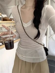 เสื้อยืดแขนยาวทรงเข้ารูปคอวีเซ็กซี่สำหรับผู้หญิง ฤดูใบไม้ร่วง 2025 เสื้อคลุมกันแดด หลังเปิดรู ทรงสลิมฟิต ทรงหลวม แขนยาว