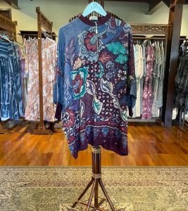 Tunik Zipper Viscos by Dian Pelangi LIMITED EDITION Blouse Atasan Kemeja Blus Outfit Kebaya Batik Kerja Kantor Pesta Pernikahan Kondangan Casual Formal Wanita Hijaber Cantik Anggun Modis Modern Elegan Mewah Model Korea Terbaru Motif Batik Hand Made