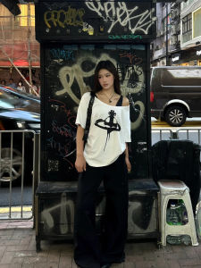 Retro American White Saturn Print U-Neck Short Sleeve Womens T-shirt Loose Slimming Shoulder Bared Summer Streetwear Cotton Top