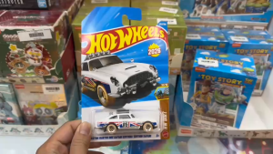 Mô Hình Xe Hot Wheels Aston Martin DB5 Safari Edition HW Dirt