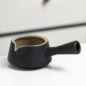 Japanese Style Black Ceramics Zen Side Handle Public Cup Heat Resistant Tea Server Ceramic Tea Ocean Public Cup Pouring Tea Device
