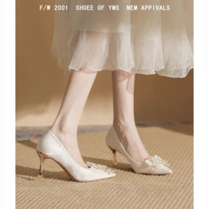 รองเท้าแต่งงานส้นสูงแบบสวมหัวแหลม ทรงหัวมน ด้านหน้าเป็นลูกปัด ด้านข้างเป็นลายดอกไม้ ด้านหลังเป็นลวดลายเพชร สำหรับผู้หญิง