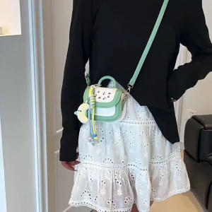 MOUSSON  กระเป๋าเด็กกระเป๋าทรงสี่เหลี่ยมใบเล็กแบบพกพาลายการ์ตูนน่ารักรุ่นใหม่ INS กระเป๋าสะพายข้างสำหรับเด็กผู้หญิง