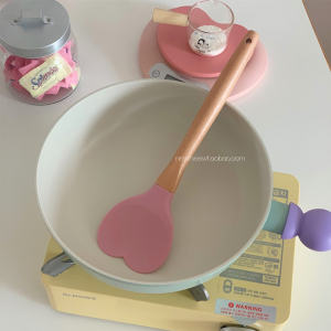 Kitchen Essential Silicone Cream Spoon Heart-Shaped High-Temperature Resistant Dessert Baking Shovel Wooden Handle Cooking Utensil