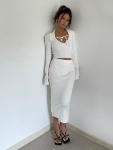 ชุดเสื้อถักกระโปรงสั้นคอวีเอวเข้ารูปเอวยางยืดกระชับสัดส่วนชุดสองชิ้นสำหรับผู้หญิงวัย 25-35 ปี ฤดูใบไม้ร่วง 2023