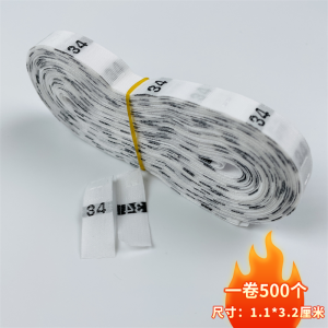 แท็กป้ายเสื้อผ้าขาวดําสําหรับขนาดและเสื้อผ้า มีจําหน่ายในสต็อก ด้านหน้าสีขาวและด้านหลังสีดํา เหมาะสําหรับกางเกงและสเวตเตอร์