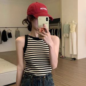 เสื้อกั๊กสีดำขาวถักแขนกุดสำหรับผู้หญิงในช่วงฤดูร้อนปี 2025 เสื้อชั้นในสไตล์ฝรั่งเศสแบบใหม่ ดีไซน์หลังสวยงาม เสื้อชั้นในแบบสวมคอกลม