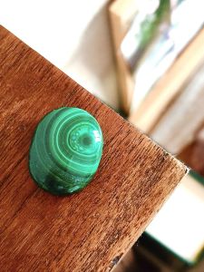 💚 มาลาไคต์ เนื้อสวย ลวดลายดวงตาสวย สีเข้ม เจียรทรงรีหลังเบี้ย หินเเท้ธรรมชาติ / ขนาด 7.5 กรัม