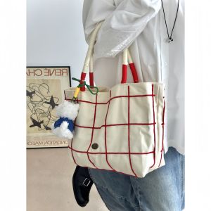 กระเป๋าถือผ้าใบทรงสี่เหลี่ยมขนานขนาดใหญ่สำหรับผู้หญิง ฤดูใบไม้ร่วง 2024 กระเป๋าถือสะพายไหล่ข้างเดียวสีแดงลายสก็อต กระเป๋าสะพายข้างสำหรับเดินทางและใช้ในชีวิตประจำวัน