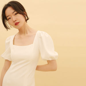 Tansshop เดรสสีขาวคอเหลี่ยมดีไซน์เรียบง่ายเดรสเข้ารูปแขนพองยาวคลุมเข่าแหวกข้างเดรสออกงานเบาๆ