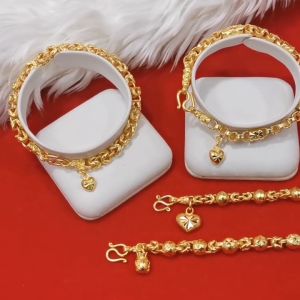 สร้อยข้อมือทองหัวจรวดห้อยจี้ คละแบบ น้ำหนัก 2-3บาท ยาว 7 นิ้ว ชุบทอง หุ้มเศษทองแท้เยาวราช ใส่ได้ทุกโอกาส รูปถ่ายจากสินค้าจริง