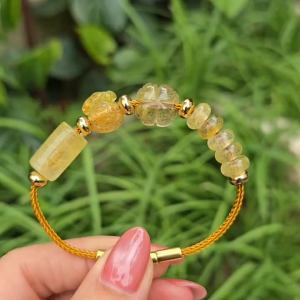 Q2208 Vòng lu thống ngũ điếu cỏ 4 lá túi tiền Thạch Anh Tóc Vàng cho Thổ và Kim - Phong Thuỷ TUDO P