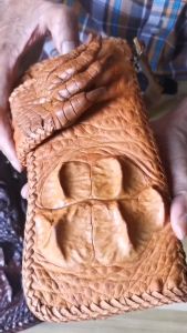 กระเป๋าทรงยาวนิ้วเท้าจระเข้ มาพร้อมกับสายข้อมือ มีโหนกเด่นๆ