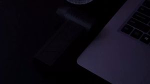 500mah Mini Fan USB Handheld Stand up Desktop Fan Portable Strong Wind 100 Speed High Speed Fan