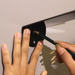 Display Akrilik Pajang Sepatu Bor Dinding - INPI House