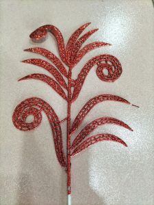 Cành lá nhiều màu phủ kim tuyến trang trí tháp oản bánh kẹo lấp lánh ngày lễ Tết