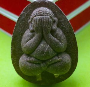 พระปิดตา ฟิลเลอร์ เงินล้าน หลวงปู่หงษ์ พรหมปัญโญ สุสานทุ่งมน จ.สุรินทร์ ปี 2553 สีน้ำตาลชานหมาก รุ่น เพิ่มทรัพย์ เพิ่มสุข ฝังตะกรุด 2 ดอก