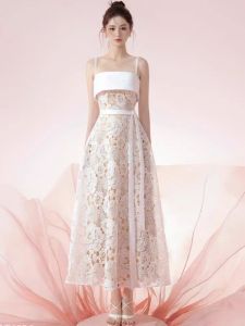 เอี๊ยมแบบไร้สายที่ละลายน้ำได้กลวงลูกไม้อารมณ์ทางสังคมเดรสวันพักผ่อนสีขาว