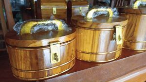 ถังออมสินไม้สัก ทรงวงรี ทำสีเคลือบแลกเกอร์สำเร็จ มีหลายขนาดให้เลือก