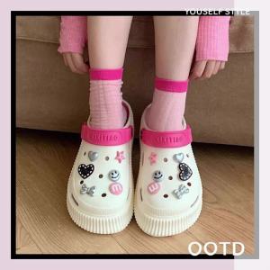 ฤดูร้อนมีความรู้สึกนิ่มเหนื่อยเหมือนก้าวบนปุ๋ยรองเท้าหัวโต สไตล์หวานๆ กับความเจ๋งหนาแผ่น ที่ลงตัวกับทุกสิ่ง มีอุปกรณ์ตกแต่งรองเท้าการ์ตูนโบว์ตี้ยิ้มหัวใจ