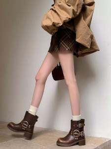 รองเท้าบูทมาร์ตินหนังวัวชั้นนอก ฤดูใบไม้ผลิและฤดูร้อน สไตล์ย้อนยุค ทรงหัวมน หัวเข็มขัด รองเท้าบูทสุดเท่สำหรับผู้หญิง