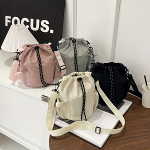 กระเป๋าสะพายข้างผู้หญิงแบบลำลองสไตล์ใหม่ปี 2025 กระเป๋าถือทรงถังแบบลำลอง กระเป๋าสะพายข้างผ้าลายสีพื้น