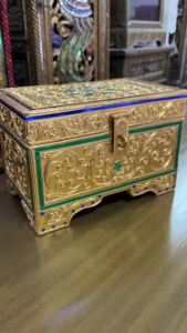 หีบไม้ หีบทอง หีบสมบัติ ฝาเรียบ ย25xล14.5xส15.5cm กล่องไม้ กำปั่น ใส่ของ ใส่เงิน ใส่เครื่องประดับปิดทองส่องประกายสุกปลั่ง เดินเส้นประดับกระจก หลากสี เรียกทรัพย์