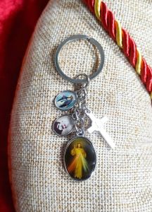 Divine Mercy 1.25 inch Main Medal with 0.5 inch Two Medalit for Key Souvenir A Merciful Image of jesus and His Intercessors