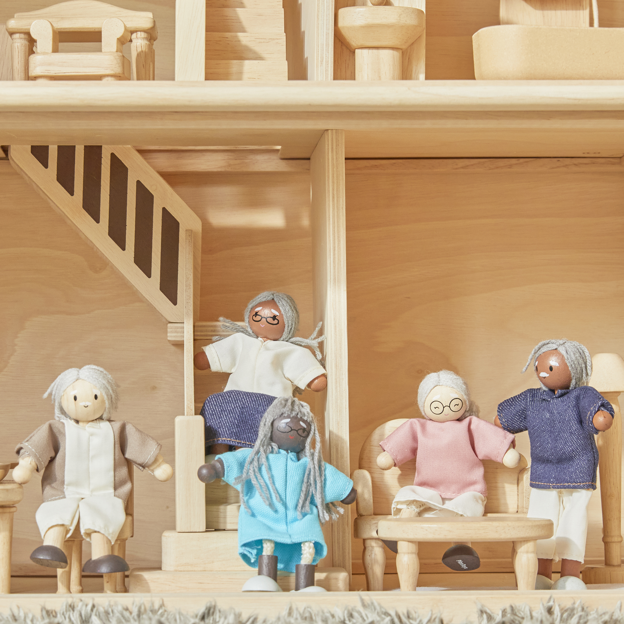 ของเล่นไม้  Grandfather Dollhouse Figure - Medium Skin Tone ตุ๊กตาคุณปู่คุณตา-ผิวสองสี เสริมพัฒนาการ สำหรับเด็กอายุ 3 ปี ขึ้นไป