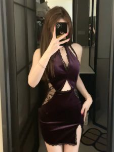 ชุดเดรสผ้ากำมะหยี่คอวีลูกไม้สไตล์ย้อนยุคสำหรับฤดูหนาว กระโปรงทรงเอเข้ารูปเอวสูง แขนกุด ชุดเดรสผู้หญิงสไตล์เกาหลี