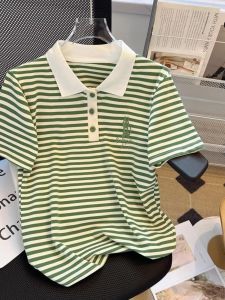 เสื้อยืดคอโปโลลายทางปักแขนสั้นสำหรับผู้หญิง ฤดูร้อน 2025 ดีไซน์เก๋ไก๋ ดีไซน์เฉพาะตัว แฟชั่น เสื้อผ้ากันแดด