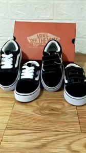 Pilihan Sepatu Vans Old Skool & Sneaker Sekolah Anak
