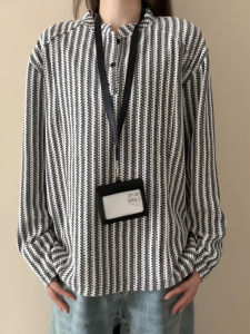 เสื้อยืดแขนยาวทรงหลวมสไตล์ย้อนยุคสำหรับผู้ชาย ทรงฮันนี่คอ ไม่มีหมวก ลายกระดูกปลา สีดำและขาว แฟชั่นฤดูใบไม้ผลิและฤดูใบไม้ร่วง