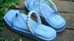 Sandal Jepit Wanita Flat Tali Blingbling JOCELYN by: Christian Bale