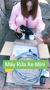 Máy rửa xe sạc pin áp lực cao dành cho gia đình máy rửa xe mini cầm tay vệ sinh ô tô xe máy tặng kèm bộ phụ kiện giá trị. Bảo hành 24 tháng trên toàn quốc lỗi đổi mới trong 7 ngày đầu nhận hàng.